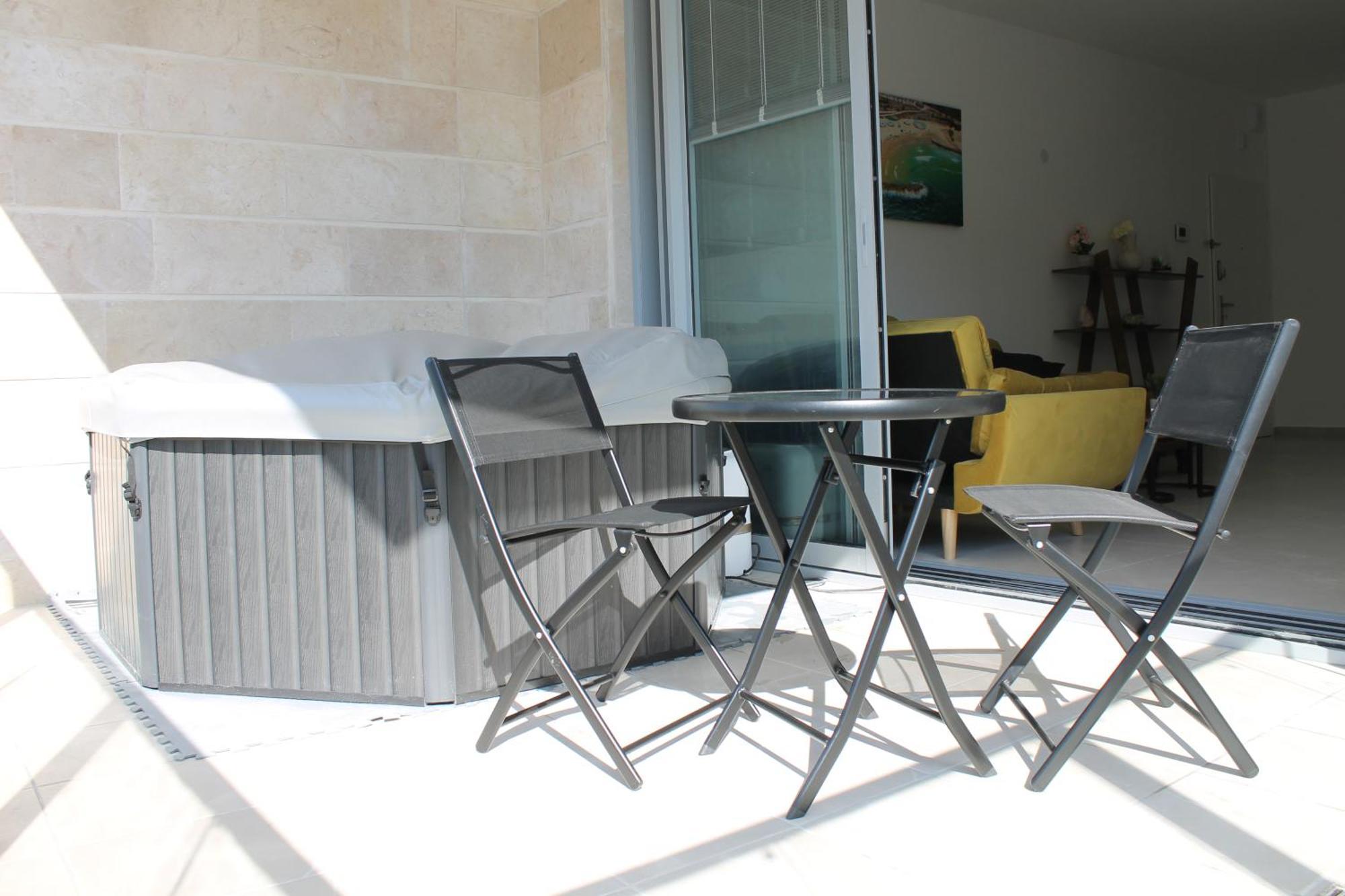 Beach Suite Israel- Private Jacuzzi, Beach View, Gym, Low Fee For Off-Site Indoor Pool & Spa ביץ סוייט ישראל- ג'קוזי פרטי עם נוף ים, אפשרות לבריכה מקורה וספא בתשלום ממש מוזל Ashkelon Exterior photo